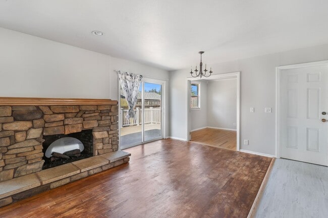 Building Photo - 3 Bed 1.5 Bath - Garage w/Storage - Pet Friendly w/Fenced Yard