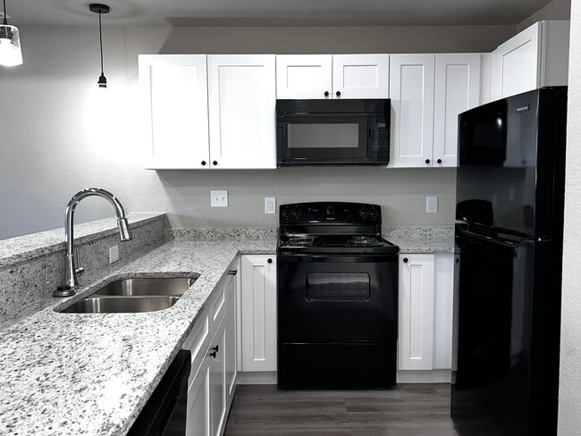 Foto del edificio - Modern 3BR Townhome w/ Garage, Private Yard & No Carpet – Built 2022