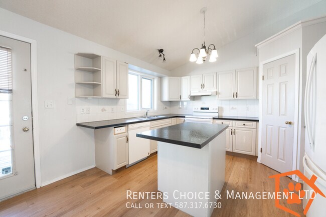 Photo du bâtiment - 5 bedroom, Pet Friendly With Garage, Near Schools BONUS INCENTIVE!