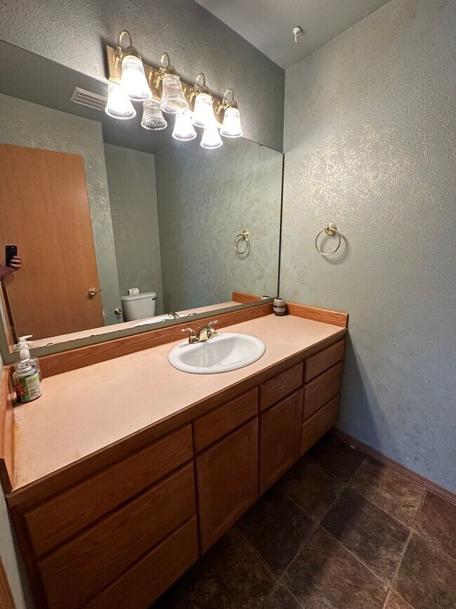 Foto del edificio - 4 Bedroom 2.5 Bath Home in Quiet Neighborh...