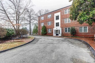 Building Photo - 925 S Hanley Rd