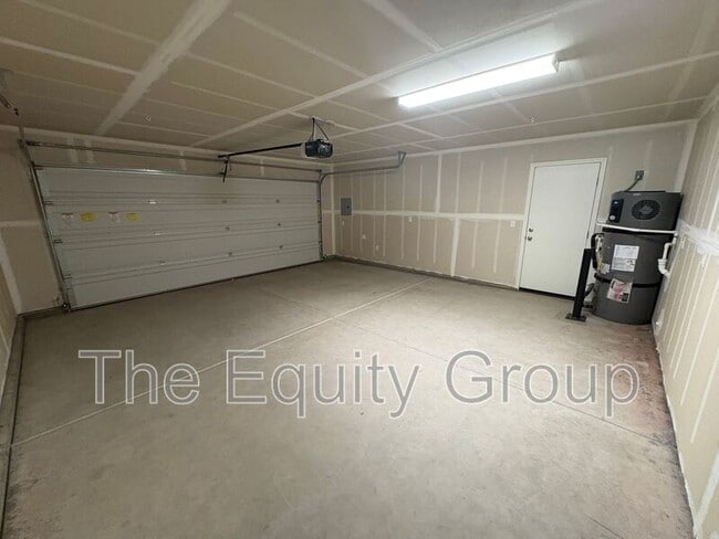 Foto del edificio - 1946 E School Ave