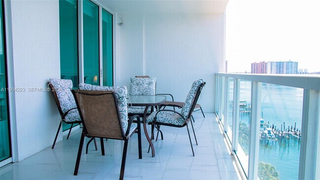 Foto del edificio - 18100 N Bay Rd