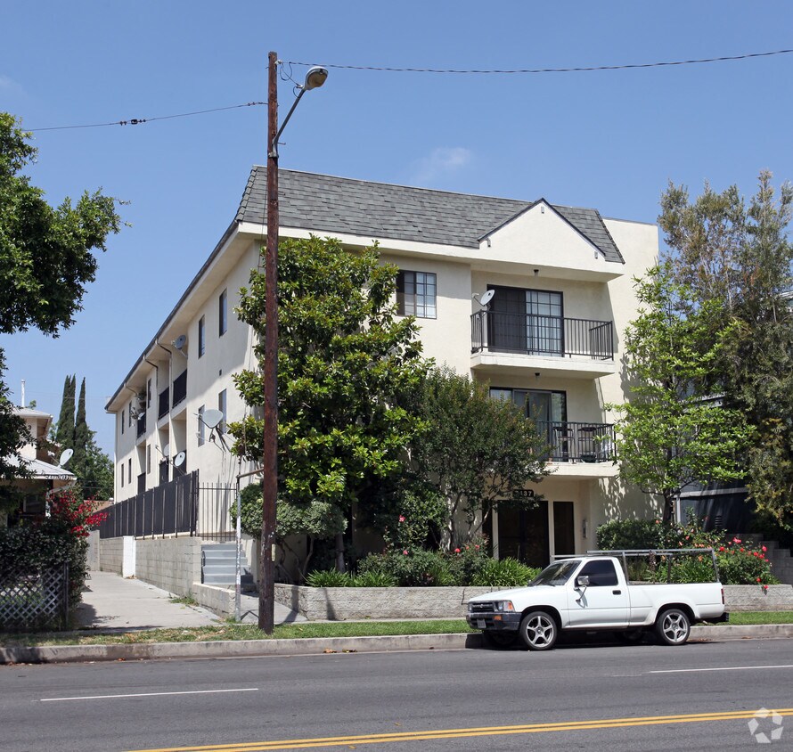 Foto principal - 7437 Haskell Ave