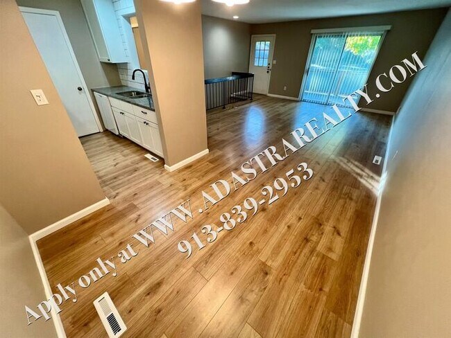 Building Photo - Remodled 2 Bed 2 Bath Townhome in Overland...