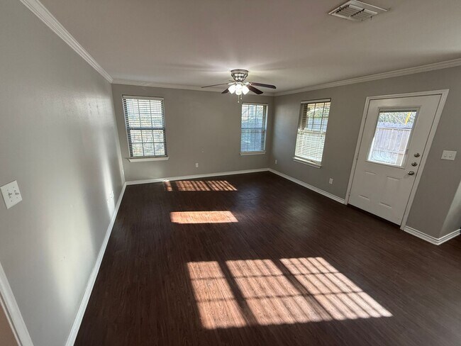 Building Photo - 3/2/1 near UT Tyler!