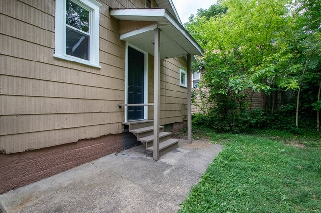 Building Photo - 2212 Snyder Ave NE