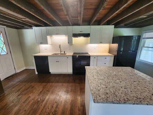 Foto del edificio - 70 Spruce Brook Rd