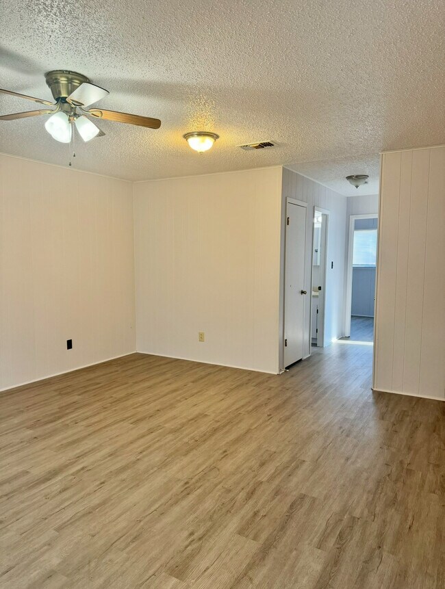 Foto del edificio - 215 Redbud Ln