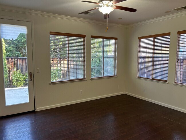 Building Photo - Beautiful 3 Bedroom, 2.5 Bath Mountain Hou...
