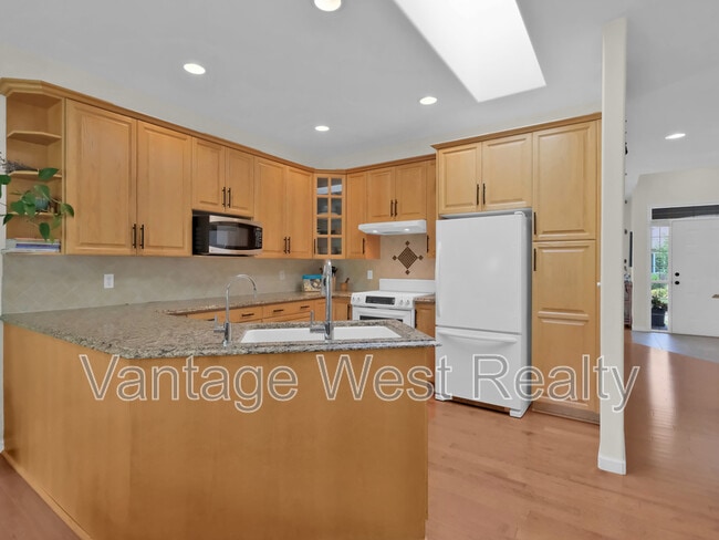Building Photo - 445-445 Yates Rd
