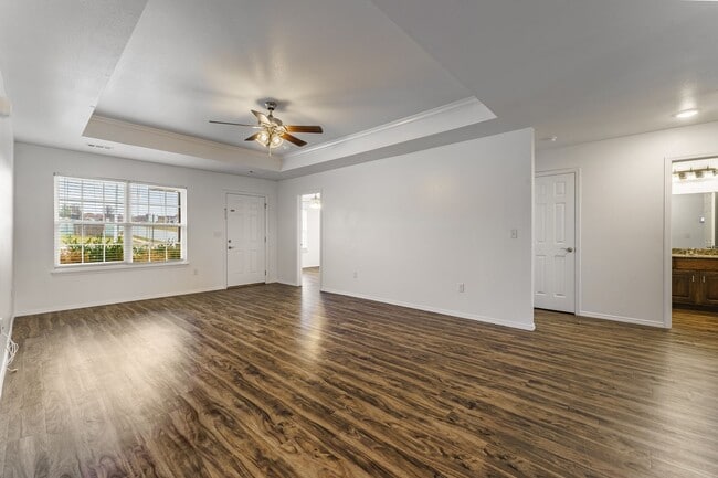 Building Photo - Newly updated home