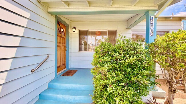 Foto del edificio - Darling Single Story Home, Blocks from the Beach, Amazing Location, & Close to Everything!