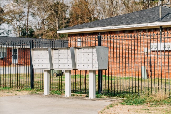 Building Photo - 1202 Douglas MacArthur St