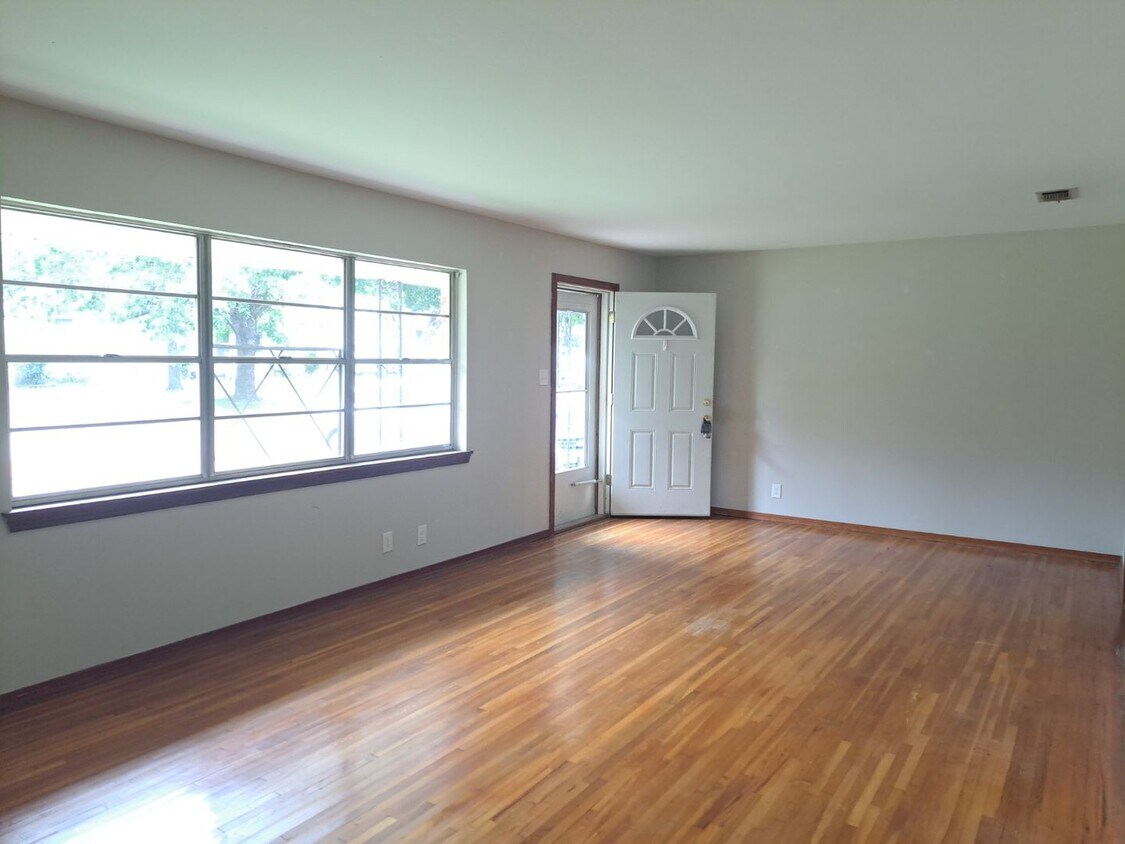 Foto principal - Cute 2 bedroom, 1 bath with a great backyard!