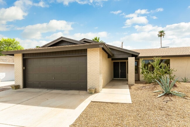 Building Photo - 700 Glen Abbey Cir