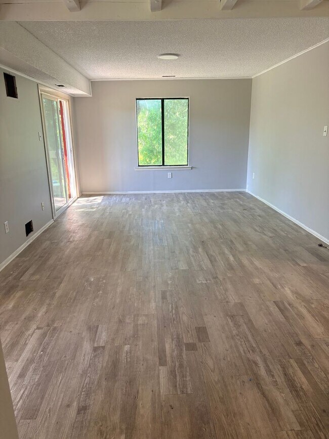Foto del edificio - 2 Bedroom Condo in Burnt Tavern Manor Brick
