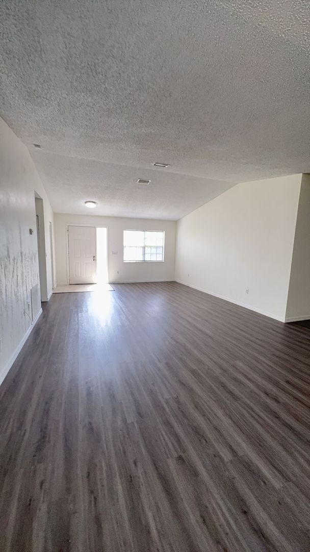 Foto del edificio - Spacious 3 bedroom, 2 bath, large screened...