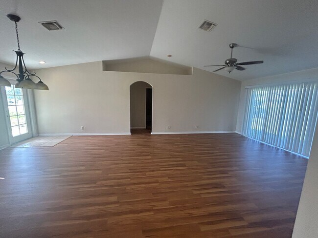 Foto del edificio - New flooring and freshly painted interior  3/2  Home