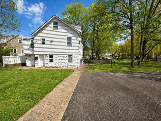 Building Photo - 161 Lincoln Ave