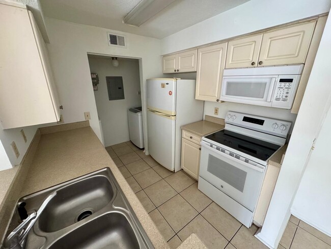 Building Photo - 1222 Bermuda Lakes Ln