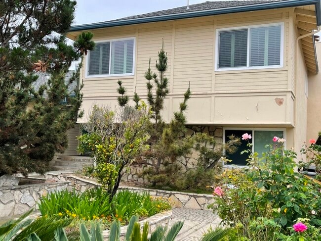 Building Photo - 22913 Juniper Ave