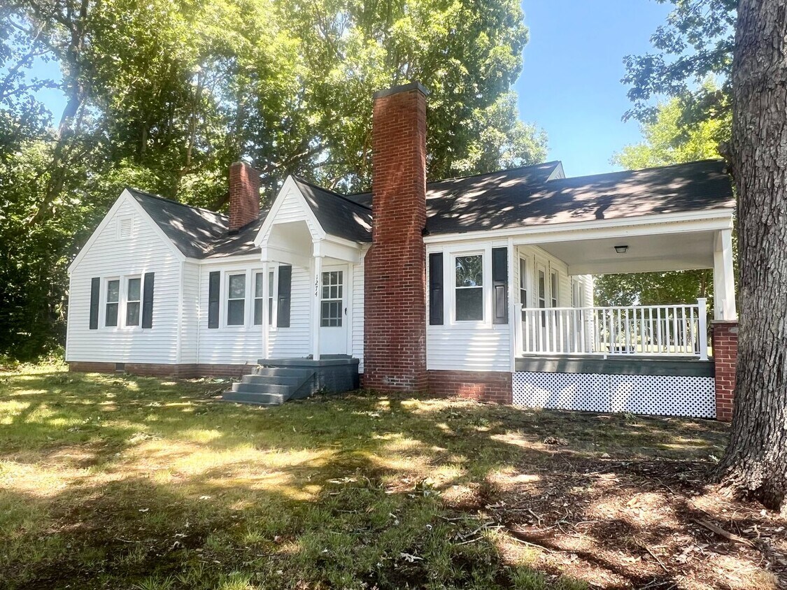 Primary Photo - Three bedroom, 1 bath house in Burlington