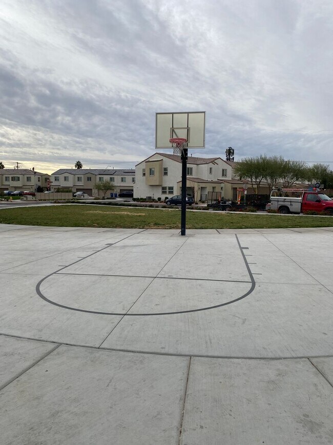 Foto del edificio - AMERICANA Property Mgmt - Beautiful & gated 3 beds, 2 story Townhouse near NLV Airport