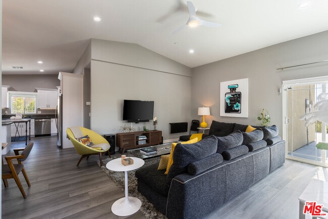 Foto del edificio - 16295 Ave Atezada