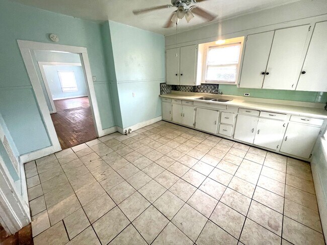 Building Photo - *Move-In Special* 1303 W. John Ave, Orange...