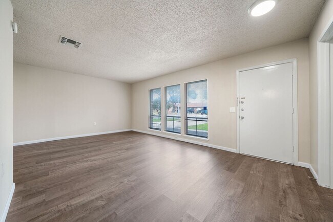 Building Photo - 4 Bedroom/2 Bath home in Woodstone Subdivi...