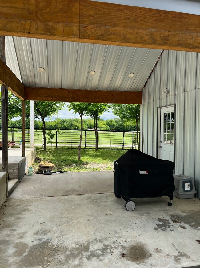 Covered porch - 5637 FM 813