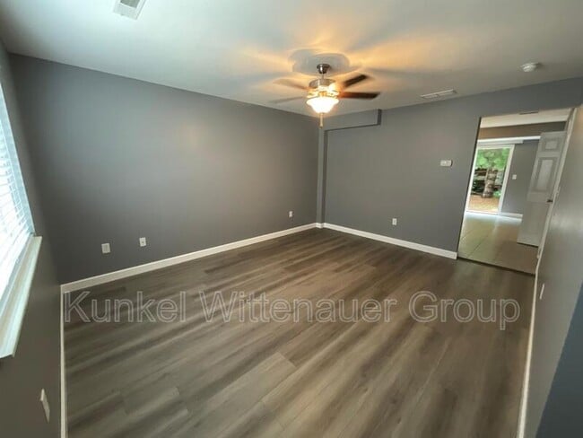 Building Photo - 704 Fountain View Dr