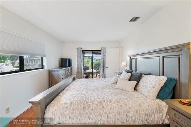 Foto del edificio - 14656 Sunny Waters Ln