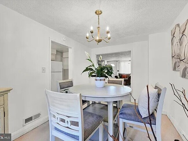 Foto del edificio - 3240 Westmont- YOUR NEXT HOME AWAITS