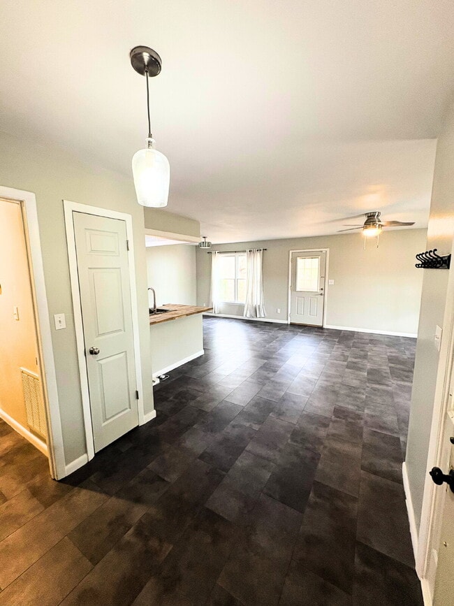 Building Photo - Open ranch home on a culdesac