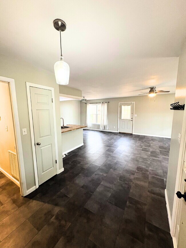 Foto del edificio - Open ranch home on a culdesac