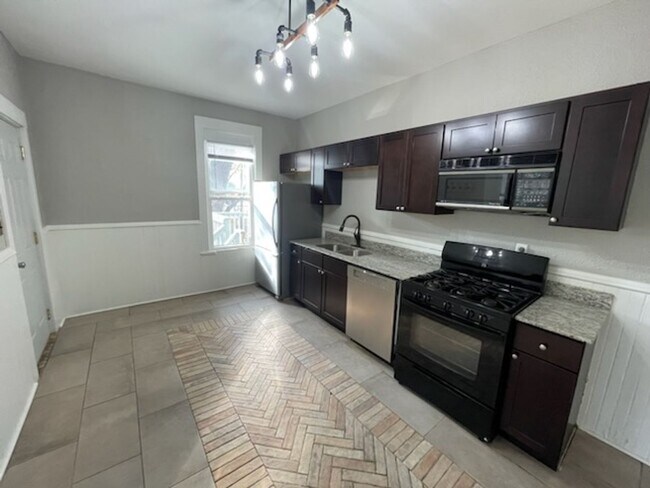 Foto del edificio - 1648 Bush Ave