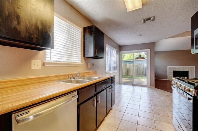 Building Photo - 8605 Soho Dr