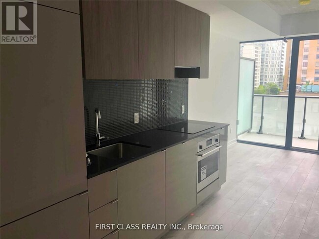 Building Photo - 161-161 Roehampton Ave