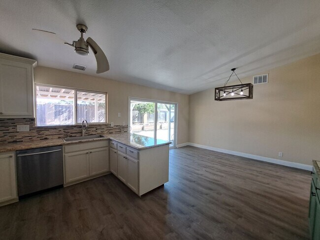 Foto del edificio - Updated, Spacious Home with Charm!