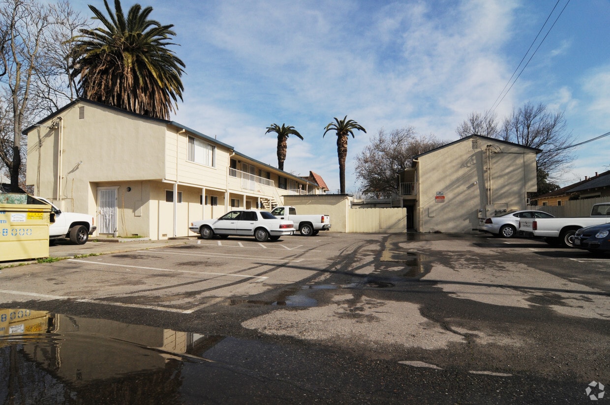 Building Photo - Royal Palms