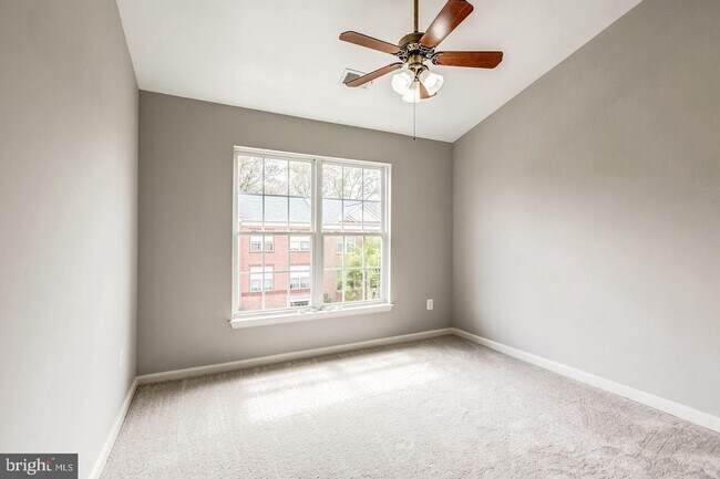 Building Photo - 12915 Wood Cres Cir