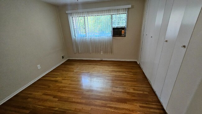 Foto del edificio - 8315 Clinton Ave