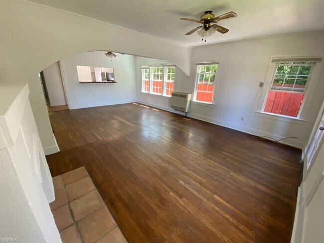 Building Photo - 1 br, 1 bath Duplex - 3960 Redwood Avenue 1/2