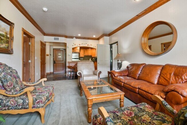 Building Photo - Villa 2015 1 Bed 1 Bath Full Kitchen