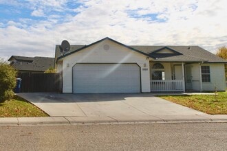 Building Photo - 1800 Silver Dr