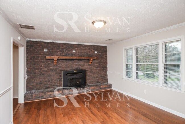 Building Photo - Your dream home awaits.