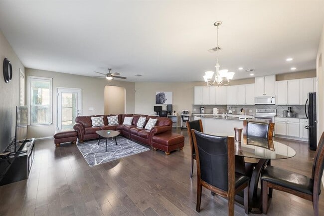 Foto del edificio - 6300 Garden Rose Path