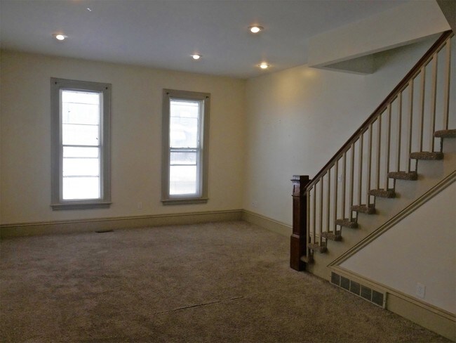Building Photo - 33 Christiana St